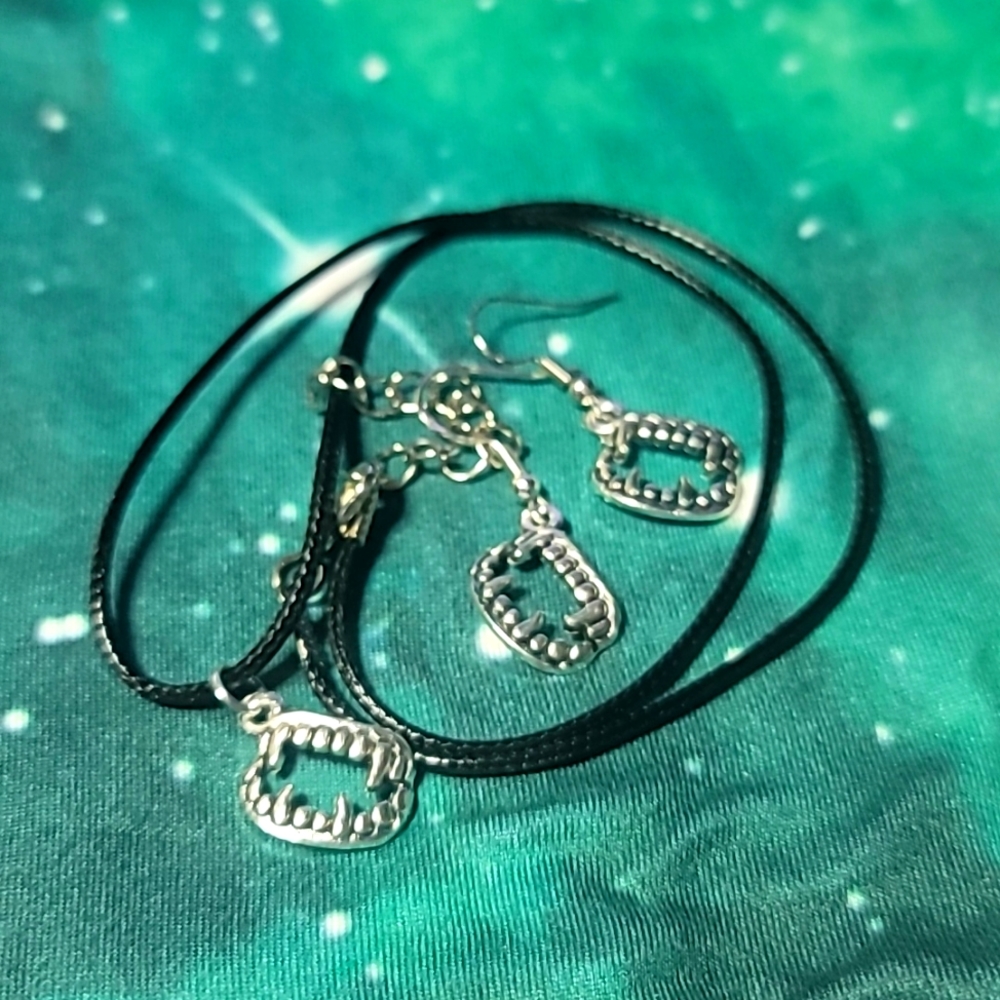 Vampire Teeth Jewelry Set